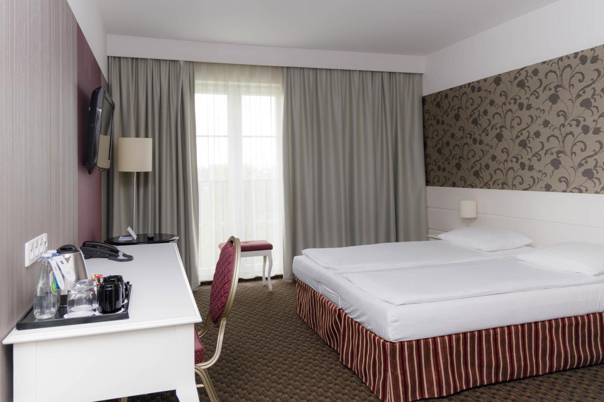 Hotel Lamberton Oltarzew Ngoại thất bức ảnh